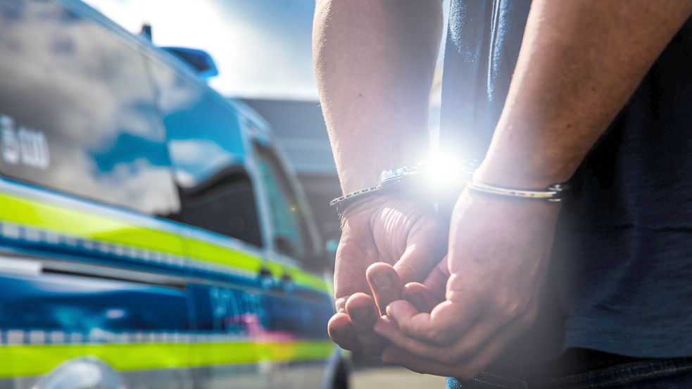 Bamberg, Deutschland 08. März 2022: Symbolbilder - Themenbild - Polizei Festnahme Eine Person wird durch die Polizei fes Foto: IMAGO/Fotostand / K. Schmitt