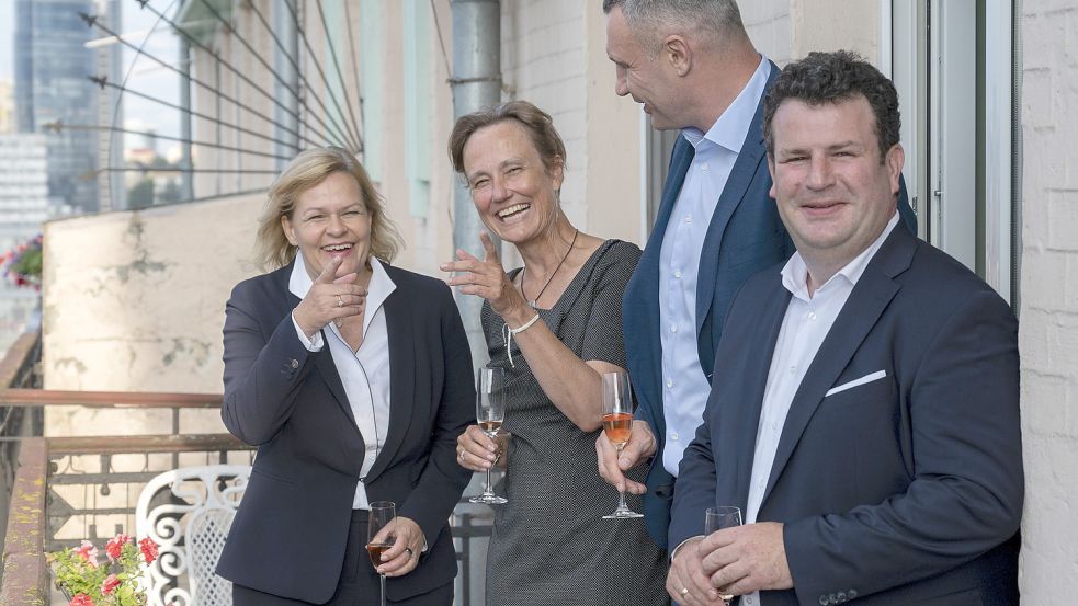 Die Minister Hubertus Heil und Nancy Faeser (beide SPD) stehen wegen Sekt-Fotos in der Ukraine in der Kritik. Foto: dpa/Christophe Gateau