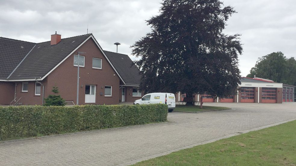 Für die Feuerwache in Wiesmoor stehen Erweiterungen an. So richtig Platz gibt es dafür aber nicht mehr. Foto: Schönig