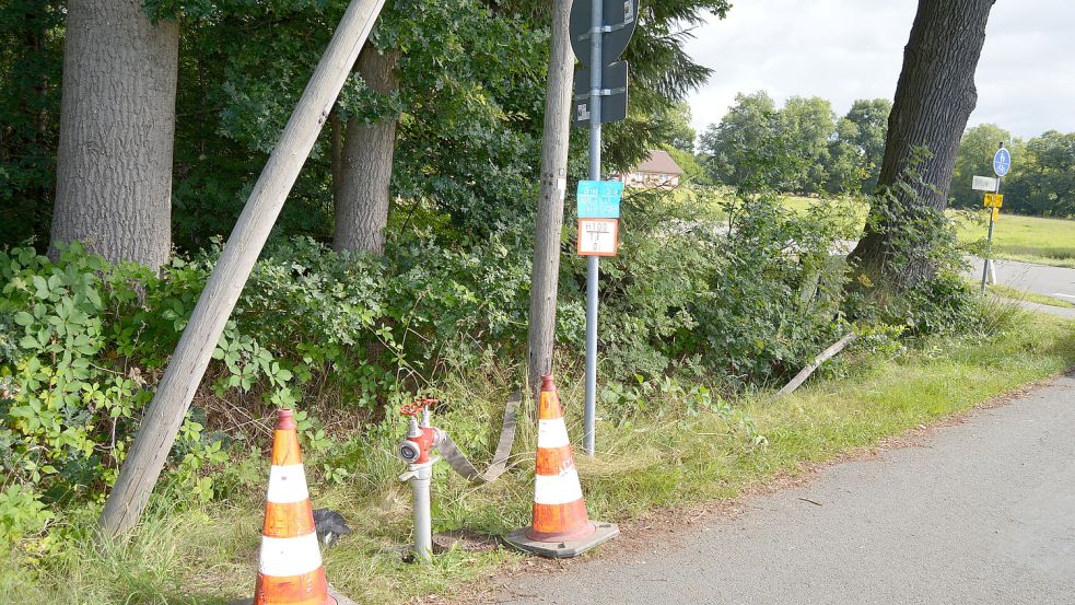Der Wasserversorgungsverband Overledingen ein Standrohr angebracht und eine Schlauchleitung gelegt. Foto: Weers