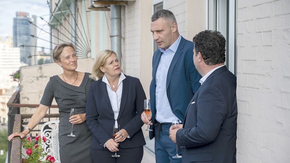 Für dieses Foto gibt es Kritik: Anka Feldhusen, Botschafterin von Deutschland in der Ukraine, Nancy Faeser (SPD), Bundesministerin für Inneres und Heimat, Vitali Klitschko, Bürgermeister von Kiew sowie Hubertus Heil (SPD), Bundesminister für Arbeit und Soziales (von links nach rechts). Foto: dpa/Christophe Gateau