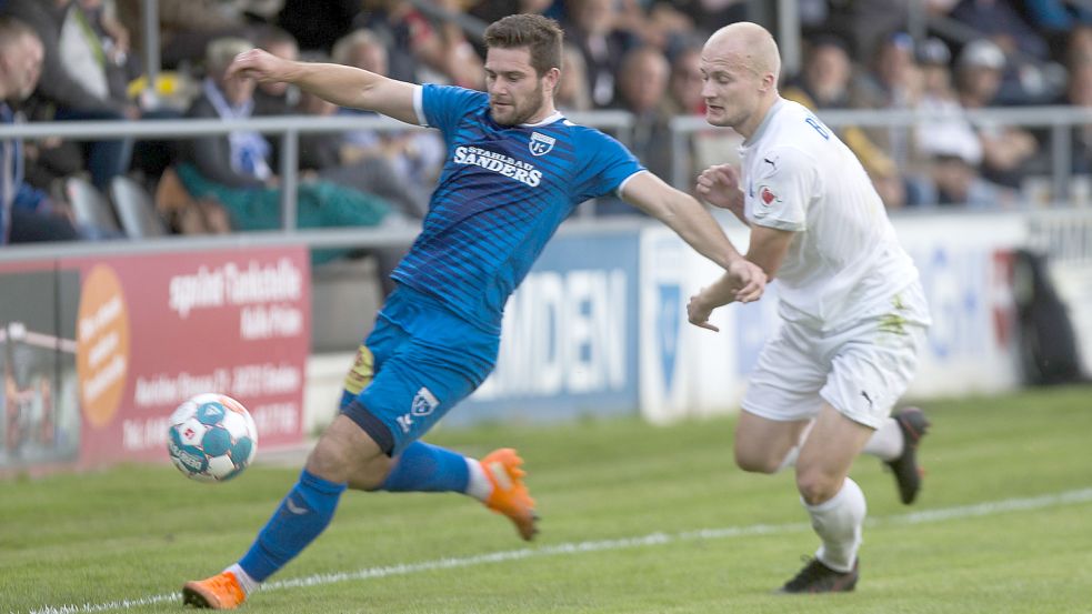 Tido Steffens (links) und Christian Düker (rechts) werden sich in der kommenden Spielzeit wiedersehen – allerdings eine Klasse höher. Ihre Teams Kickers Emden und BW Lohne schafften den Aufstieg in die Regionalliga. Fotos: Doden/Emden