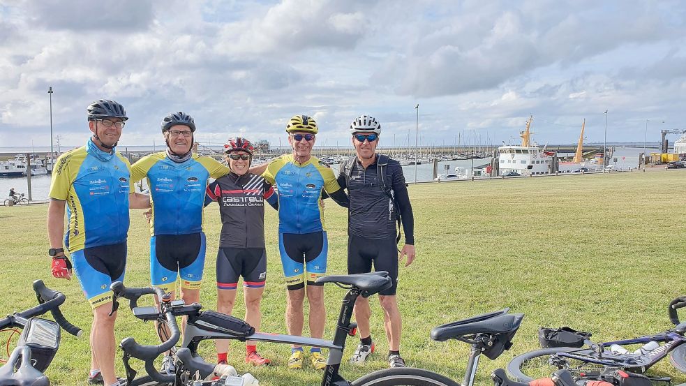 Bernd Hummel (ganz rechts) freute sich zum Start beim Einrollen von Norddeich nach Leer über die Unterstützung von Detlef Oetter, Uwe Eckervogt, Maggy Kannegießer und Edzard Wirtjes. Foto: Privat