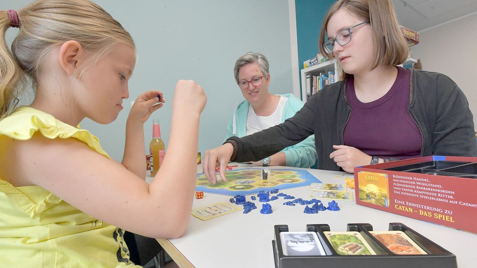 Wenn das Wetter nicht mitspielt, finden Marie, Katharina und Jennifer Schneider (von links) im Familienraum den erhofften Zeitvertreib beim Gesellschaftsspiel. Foto: Ortgies