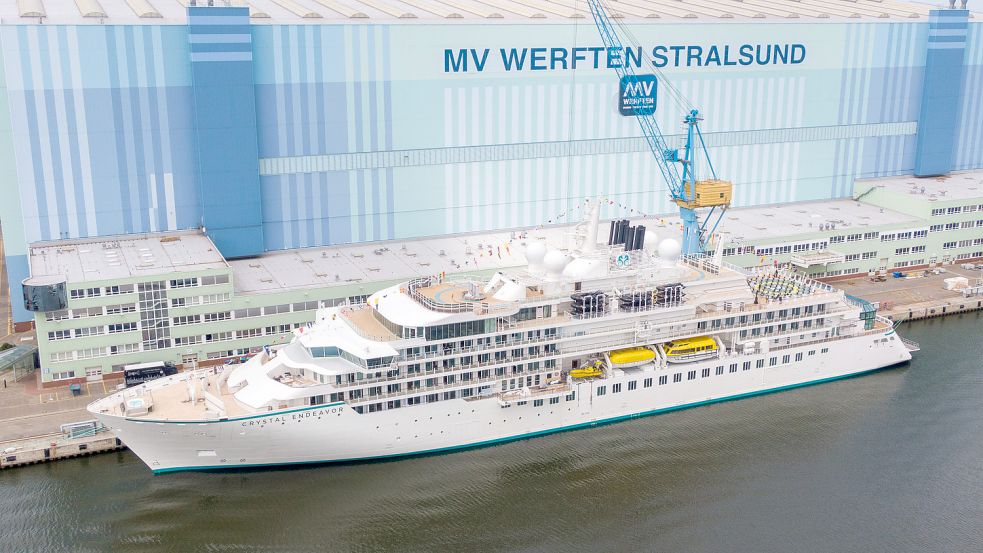 Das in Stralsund gebaute Expeditions-Kreuzfahrtschiff «Crystal Endeavor» am Ausrüstungskai der ehemaligen MV-Werft. Mittlerweile ist der norwegische Schiffbauer Fosen Yard Pächter auf dem Gelände und will hier ähnliche Schiffe bauen. Foto: Stefan Sauer/dpa