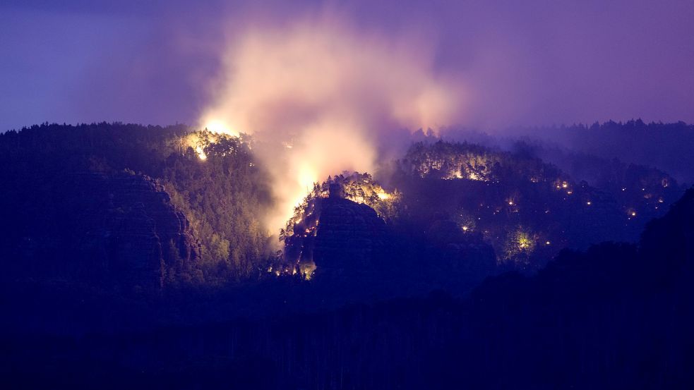 Mit zunehmender Erderwärmung werden auch in Deutschland die Flächen größer, die von Waldbränden betroffen sein werden, sagt Buchautor David Nelles. Das Foto zeigt ein Feuer im Nationalpark Sächsische Schweiz. Foto: Michael/dpa