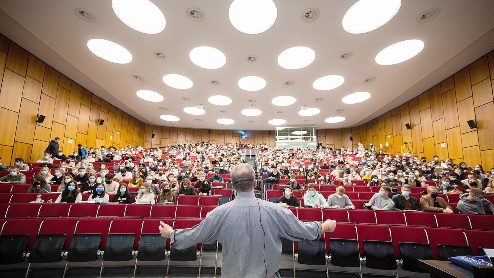 Wie hoch das Gehalt eines Professors ist, hängt vor allem von Verhandlungen ab. Foto: picture alliance/dpa/Julian Stratenschulte