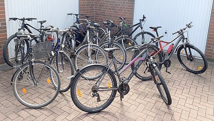 Etliche Fahrräder stellte die Polizeiinspektion Leer/Emden bei einer Hausdurchsuchung in Rhauderfehn sicher. Die Kripo vermutet, dass all diese Räder gestohlen worden sind. Nun sucht sie die rechtmäßigen Eigentümer. Fotos: Polizei