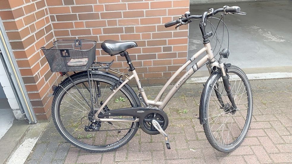 Wer erkennt unter dem Diebesgut sein Fahrrad wieder? Auch dieses Damenrad gehörte zu der Beute, die die Polizei in Rhauderfehn sicherstellte.