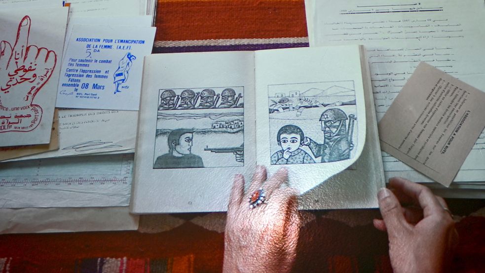 Der Israeli als Killerroboter: Eine im Fridericianum im Rahmen der documenta fifteen auf den Boden projizierte Video-Installation der Initiative «Archives des luttes des femmes en Algérie» (»Archive der Frauenkämpfe in Algerien») zeigt die fraglichen Bilder. Foto: dpa