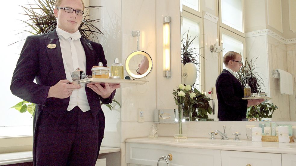 Neue Konjunktur für dienstbare Geister: Butler Thomas Haftner bei seiner Ausbildung in einem Wiener Hotel. Foto: dpa