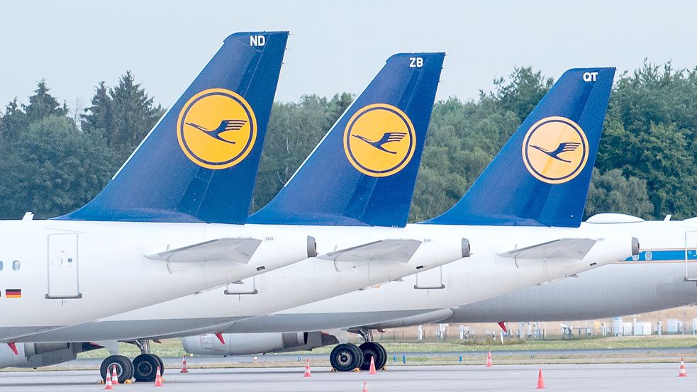 Wegen des Verdi-Warnstreiks musste die Lufthansa am Mittwoch nahezu ihren kompletten Flugplan absagen. Foto: Daniel Bockwoldt/dpa