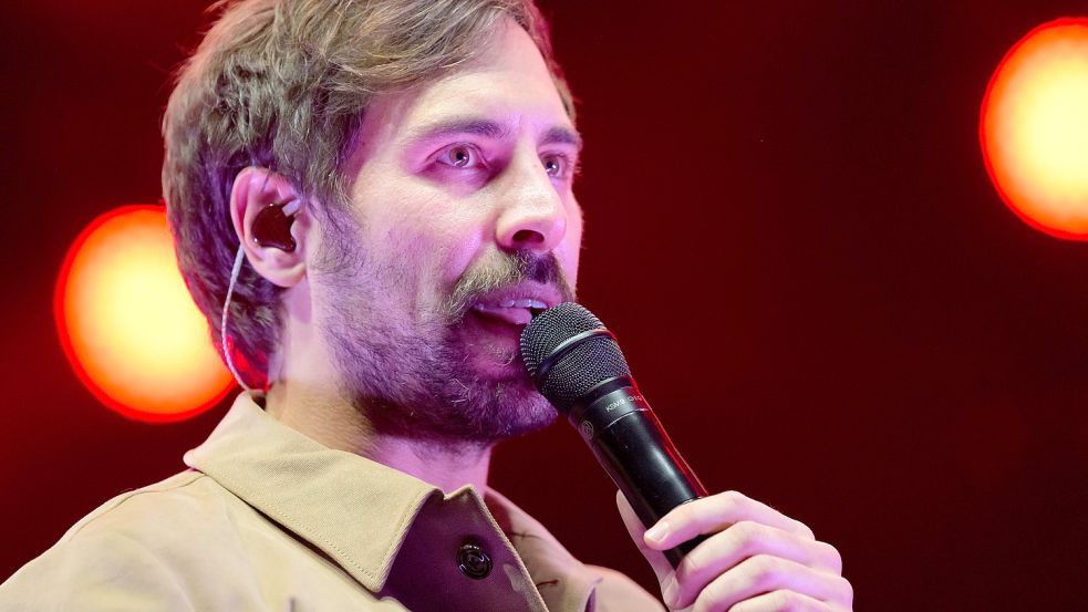 Kann sich vorstellen, auf dem schönsten Sandhaufen der Welt Urlaub zu machen: Max Giesinger. Foto: Walzberg/dpa
