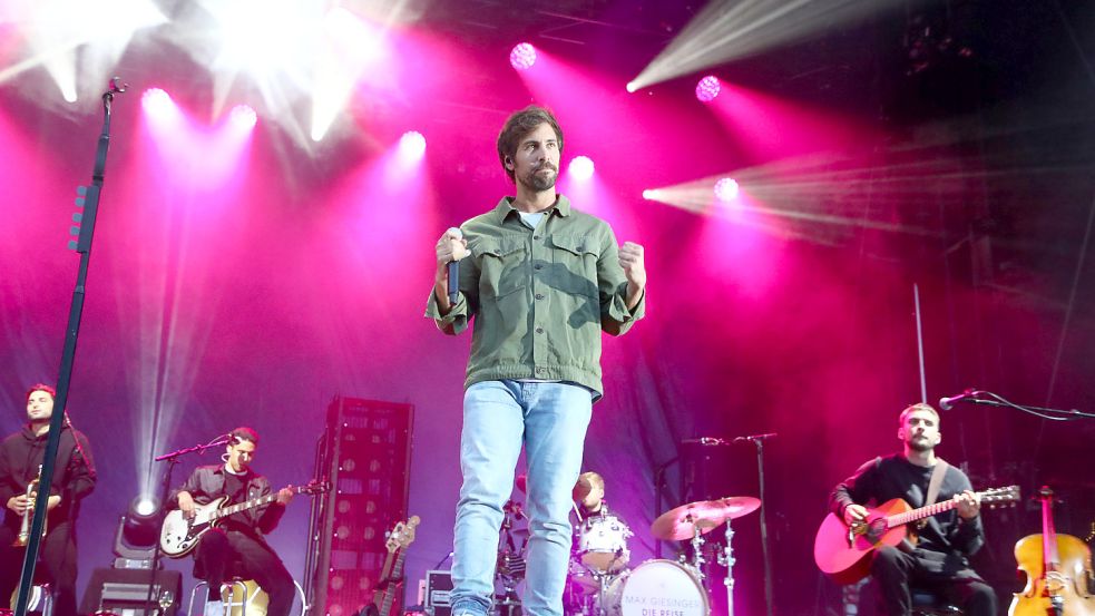 Max Giesinger freut sich bereits auf das Konzert auf Borkum. Foto: Schackow/dpa