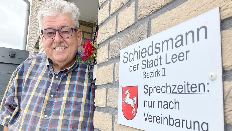 Seit etwa zehn Jahren ist Martin Frey für die Lösung von Nachbarschaftsstreits in Leer zuständig. Manchmal bekommt er dabei von unerwarteter Seite Hilfe. Foto: Kierstein
