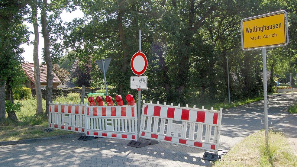 Diese Absperrschranken in Wallinghausen werden immer wieder von Autofahrern zur Seite geräumt. Foto: Luppen