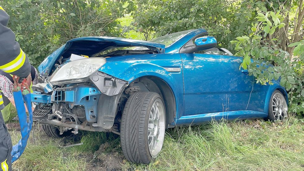 Die beiden Fahrzeuge wurden bei dem Unfall stark beschädigt. Foto: Bär