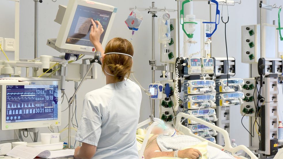 In den Kliniken sind derzeit auch zahlreiche Mitarbeiter an Corona erkrankt und in Quarantäne. Das verursacht auch in der Region große Personalengpässe. Bild: rubitzsch/dpa-Zentralbild/dpa