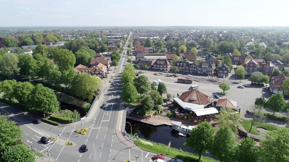 Hier begann die Entwicklung Wiesmoors nach dem Krieg: Links von der Hauptstraße das Hotel Torfkrug, rechts der Marktplatz. Foto: Stulken
