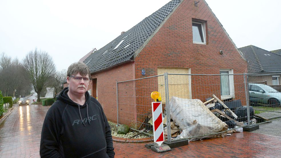 Der 52-jährige Mario van den Berg hat bei dem Brand in der Doppelhaushälfte viel verloren. Dieses Bild entstand direkt nach dem Feuer. Archivfotos: F. Doden / Feuerwehr