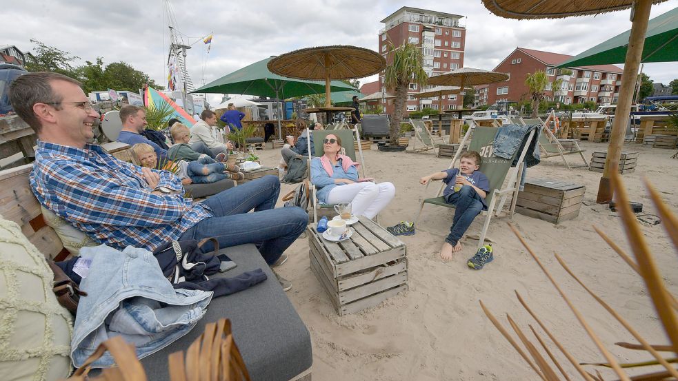 Beim Delftstrand kann man den ganzen Sommer über Cocktails genießen - und im August auch Musik. Foto: Ortgies