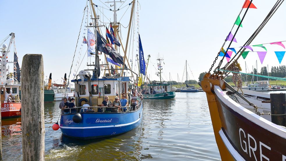 Die „Martje“ legt mit Gästen an Bord zum Kutterkorso ab. Foto: Wagenaar