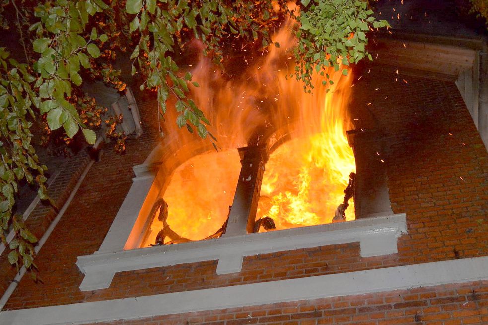 Als die Feuerwehr eintraf, schlugen die Flammen bereits aus den Fenstern. Bild: Feuerwehr