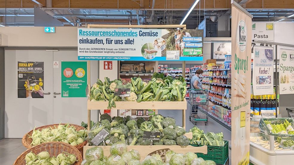So wird das Gemüse bei Marktkauf (gehört zu Edeka) präsentiert: „Kleineres Gemüse, weniger Dünger, großer Gewinn – für alle!“ Foto: Seehausen/Landwirtschaftskammer Niedersachsen