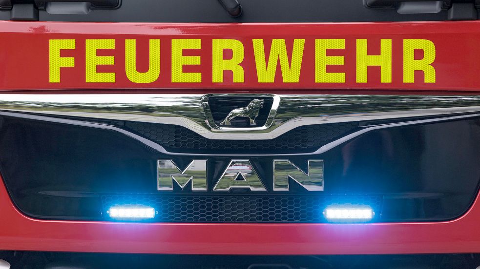 Die Feuerwehr war vor Ort, dennoch brannte das Cabriolet vollständig ab (Symbolbild). Foto: imago images/Dominik Kindermann