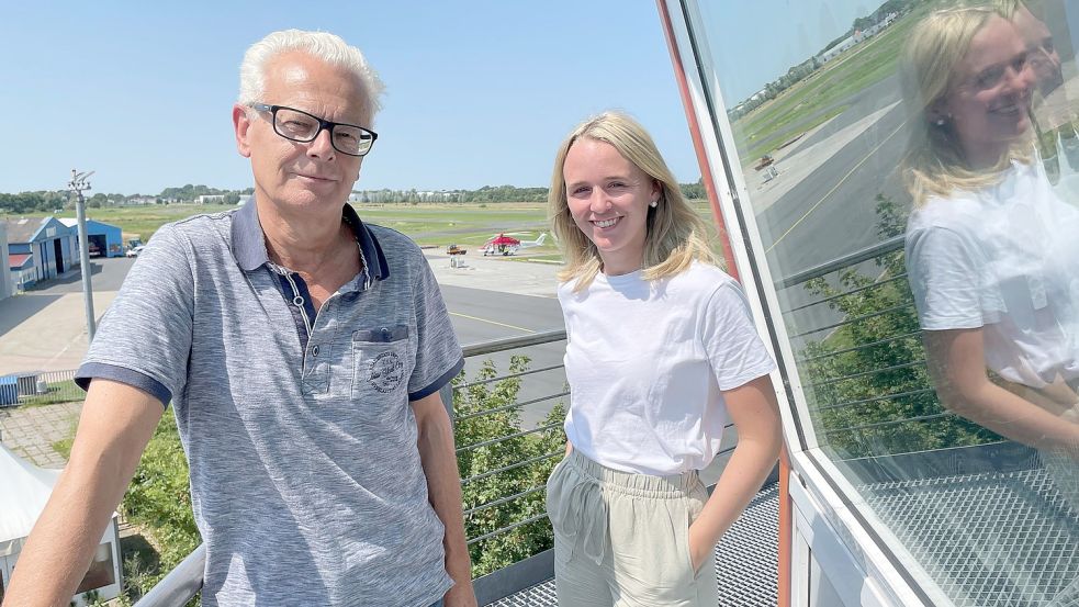 Olaf Schmidt und Ines Reinema stehen auf dem Tower des Emder Flugplatzes. Der Geschäftsführer und die Marketingleiterin haben den Markenkern der Betreibergesellschaft neu geschärft. Sie setzen auf Offshore. Foto: Päschel