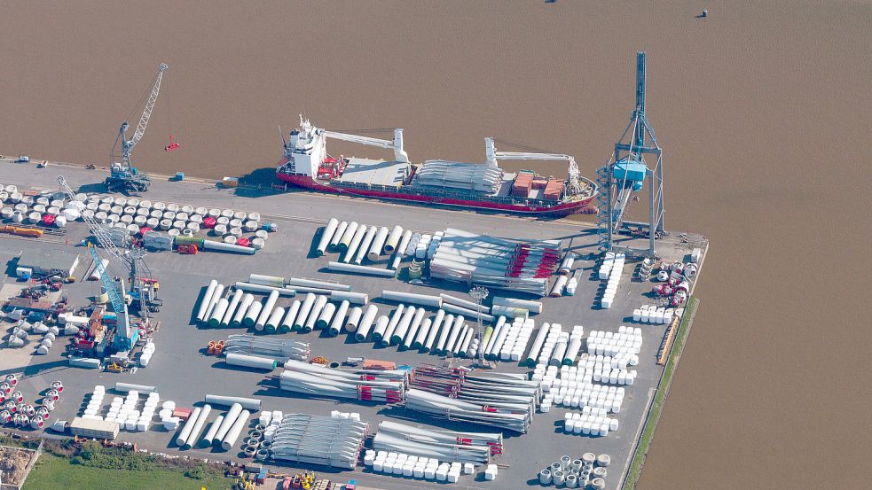 Am Nordkai in Emder werden Bauteile für Windenergieanlagen verladen. Die Offshore-Ausbauziele der Bundesregierung versprechen zusätzlichen Bedarf an Zulieferbetrieben und Dienstleistern – davon könnte sie Seehafenstadt profitieren. Foto: Bruns