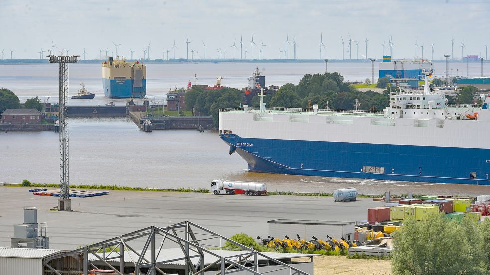 Fahrzeugumschlag im Emder Hafen. Die Energiewende bietet Chancen, das zweite Standbein neben der Automobilindustrie für die Region zu werden. Foto: Ortgies