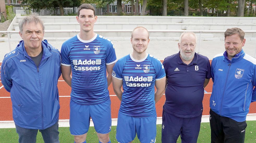 Der Sportliche Leiter Rolf Pinkernell (links), Betreuer Heiko Feddermann (Zweiter von rechts) und Trainer Ralf Backhaus (rechts) begrüßten zwei der vier Neuzugänge. Fabian Post (Zweiter von links) und Torben Freudenberg verstärken ab sofort das Bezirksliga-Team. Die beiden weiteren Neuzugänge Klaas Taddigs und Christoph Brinkmann fehlen auf dem Bild. Foto: Steenhoff