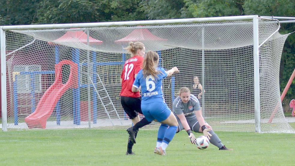 TiMoNo-Torhüterin Anna-Maria Tews rettet hier gegen Meppens Sophia Thiemann (blaues Trikot). Foto: Privat