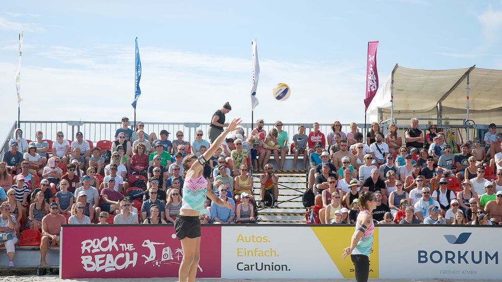 Beim Viertelfinale am Samstag war das Wetter noch schön. Kira Walkenhorst (vorne) und Anna-Lena Grüne lösten die Qualifikation fürs Halbfinale souverän mit einem 2:0-Sieg. Foto: Ferber