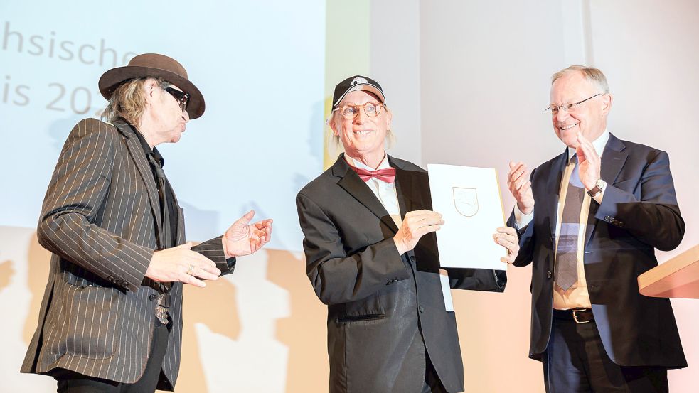 Bei der Preisverleihung im Juni: Otto Waalkes (Mite), mit seinem Weggefährten und Laudator Udo Lindenberg (links) und Ministerpräsident Stephan Weil. Foto: Michael Matthey/dpa