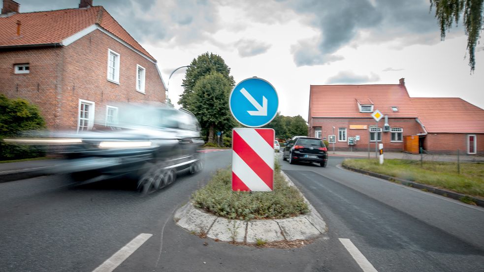 Vorausfahrender Verkehr, aber auch die Beschilderung auf der Verkehrsinsel kann die Sicht an der Kreuzung in Aurich-Oldendorf behindern. Daher wird jetzt reagiert. Anwohner Martin Kaminski, dessen Haus links im Bild steht, freut sich darüber. Fotos: Cordsen