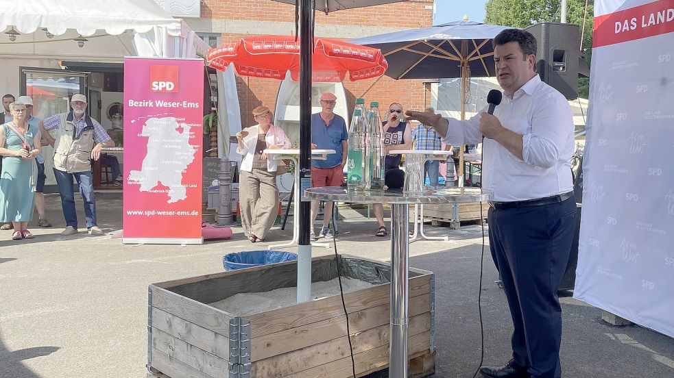 Hubertus Heil (SPD, rechts) war zu Gast in Weener, um mit Bürgern ins Gespräch zu kommen. Foto: Heinig