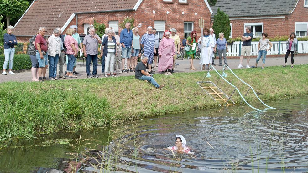 Unter den Augen von Neptun (mit Drizack) und Thetis (im Fischernetz) absolviert „Seepferdchen“ Anke Schnell ihre Fehntjer Taufe. Foto: Schönig