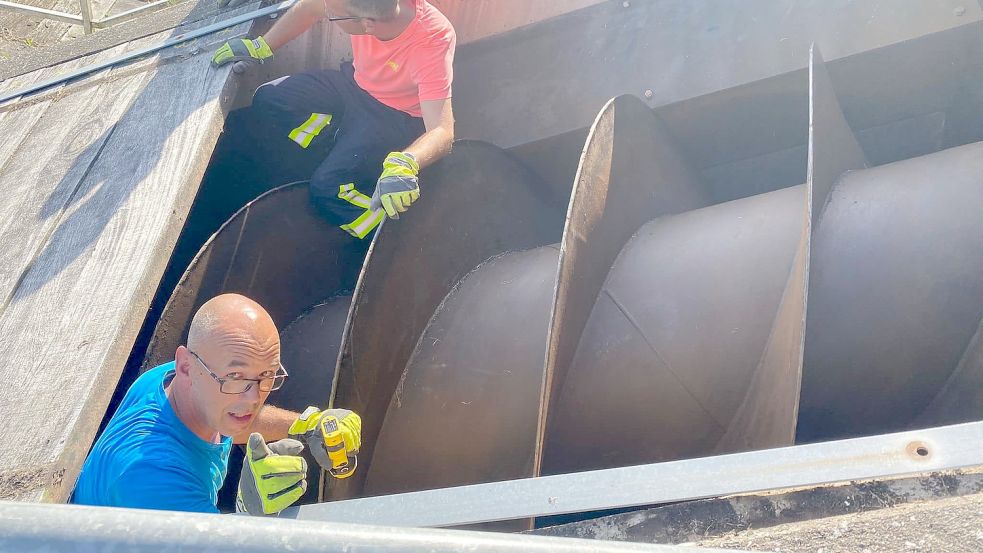 Die Abdeckung der Förderschnecke wurde entfernt. Foto: Feuerwehr