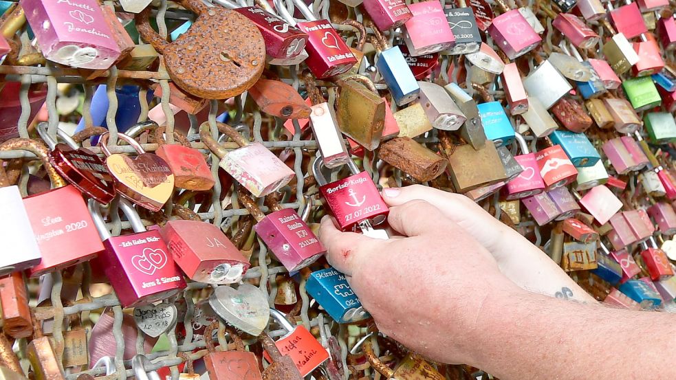 Manches Schloss ist schon stark verrostet. Wer ein möglichst haltbares Symbol der Liebe haben möchte, sollte auf Edelstahl setzen. Foto: Wagenaar