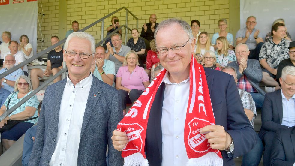 Der niedersächsische Ministerpräsident Stephan Weil (rechts) bekam von Beene Oldigs, stellvertretender Vorsitzender von Concordia Ihrhove, einen Concordia-Schal geschenkt. Foto: Ortgies