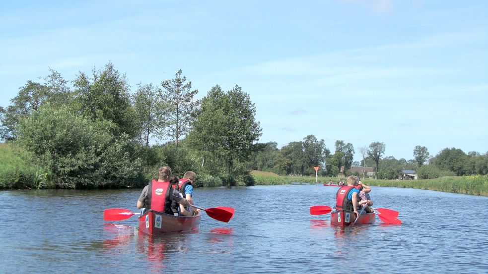 Eine Tour im Kanadier kann auch ein Gemeinschaftserlebnis sein, weiß Touristiker Arno Ewen. „Man sitzt in einem Boot und muss zusehen, dass man zusammen ankommt.“ Foto: Touristik GmbH „Südliches Ostfriesland“/Archiv