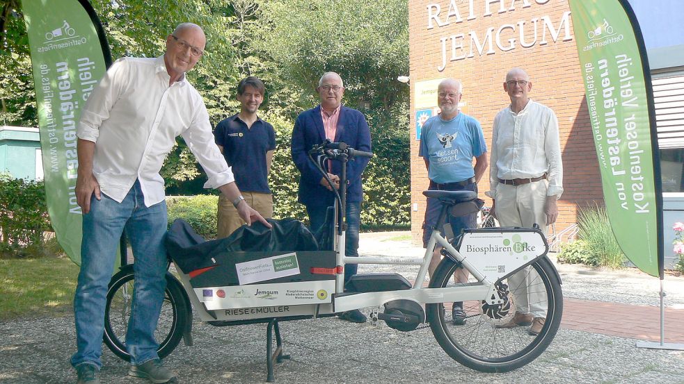 In Jemgum gibt es seit Kurzem ein Elektrolastenrad. Bei der Übergabe waren Hans-Peter Heikens (Mitte, Bürgermeister Jemgum) und Vertreter der Kooperationspartner dabei. Foto: Gemeinde Jemgum