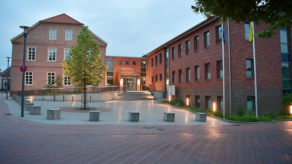 Blieb am Sonnabend trotz Sparmaßnahmen an: die Vorplatzbeleuchtung des Rathauses in Pewsum. Foto: Wagenaar