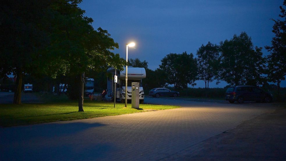 Einsam brennt die Straßenlaterne am Wohnmobilstellplatz in Greetsiel. Das hat laut Gemeinde Gründe. Foto: Wagenaar