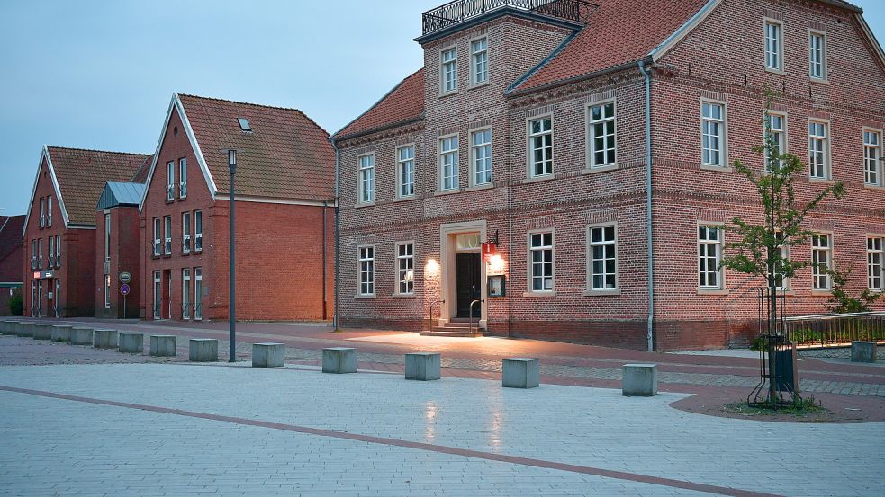 Wurde bei der „Licht aus“-Aktion unter anderem vergessen: die Außenbeleuchtung des Rathauses in der Krummhörn. Foto: Wagenaar