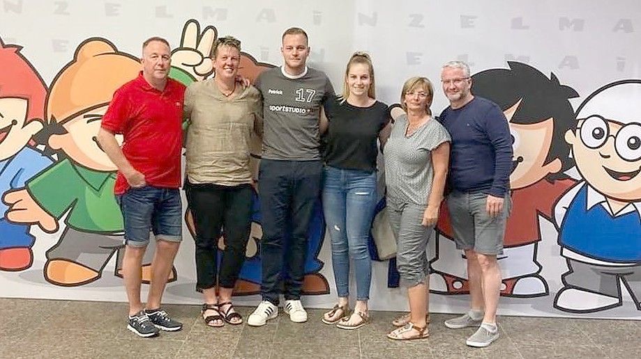Umrahmt von den Mainzelmännchen freute sich Patrick de Buhr (Mitte) auf seinen Auftritt an der Torwand. Als Unterstützung hatte er (von links) mit dabei: Thomas und Miriam Amelsberg, Saskia Keil, Anja de Buhr und Stefan Packeiser. Foto: Privat