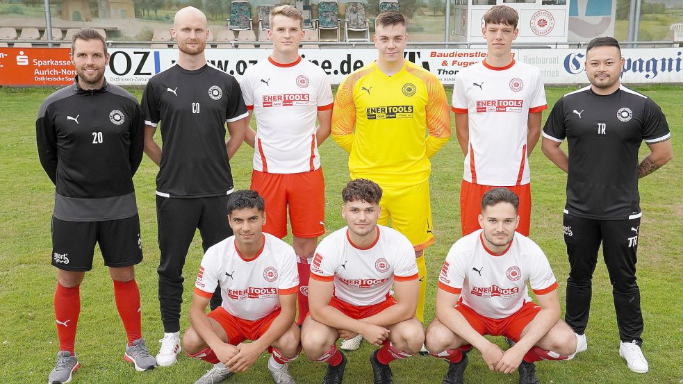 Der Trainerstab mit den Neuzugängen (stehend, von links): Torwart-Trainer Dennis Janßen, Co-Trainer Stefan Hinrichs, Kay Gerdes, Hendrik Weßling, Paul Meyerhoff und Trainer Bi Le Tran sowie (vorne, von links) Mahmoud Tamoyan, Tom Böhling und Marc Neemann. Foto: Steenhoff