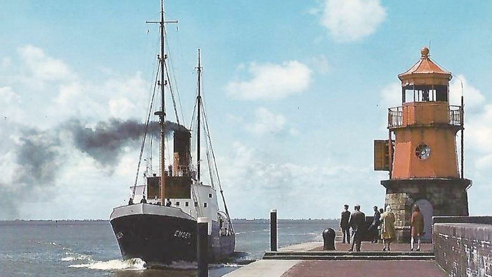 Eine alte Postkarte zeigt den Lotsendampfer „Emden“ beim Passieren der Westmole an der Einfahrt zum Emder Außenhafen. Das Schiff war 54,4 Meter lang und gut neun Meter breit. Foto: Sammlung Dietrich Janßen